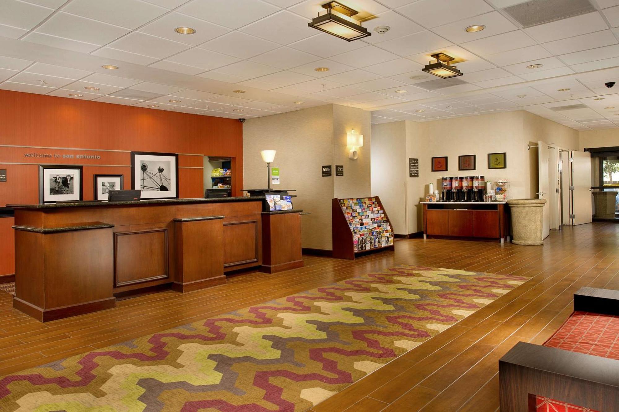 Hampton Inn And Suites San Antonio Airport Exterior photo
