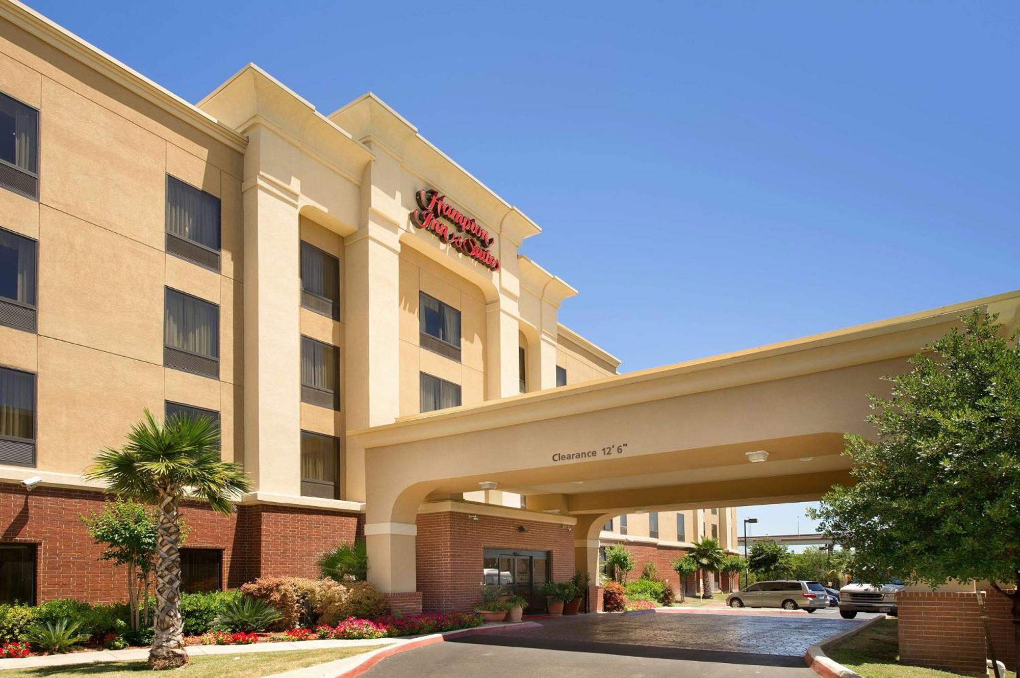 Hampton Inn And Suites San Antonio Airport Exterior photo